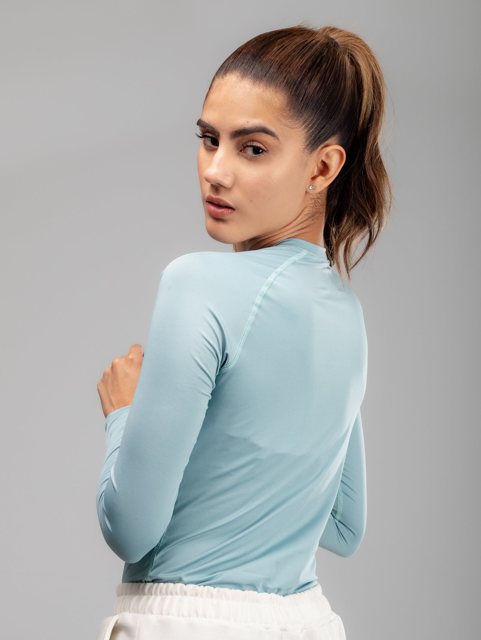 Buzo Compresión MLM 2 para mujer en azul cielo, vista posterior en ángulo