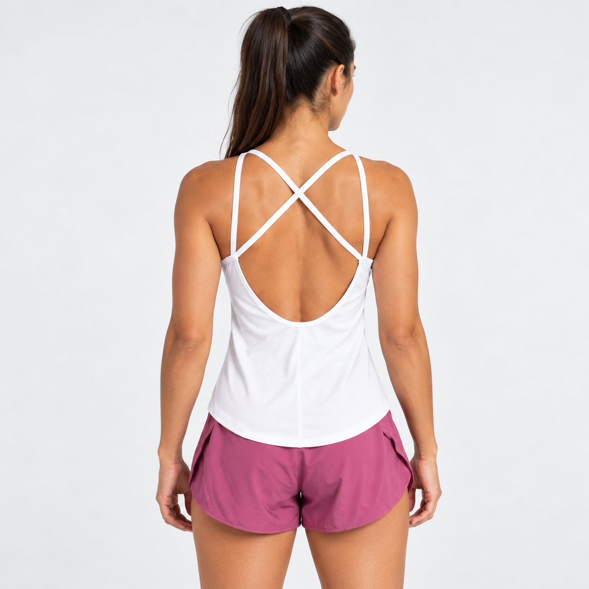 Vista posterior de la blusa Ivi blanca Grama con espalda descubierta y tirantes cruzados.