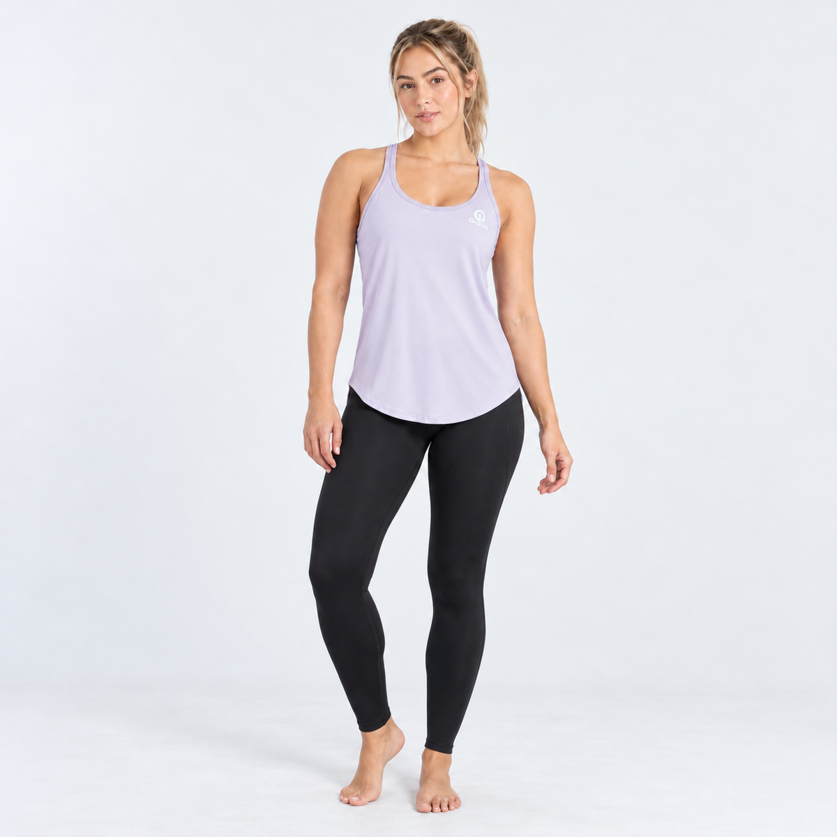 Modelo de cuerpo completo con blusa Ivi lila Grama, leggings negros y pies descalzos
