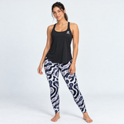 Modelo con Blusa Ivi negra y leggings deportivos estampados, look completo.