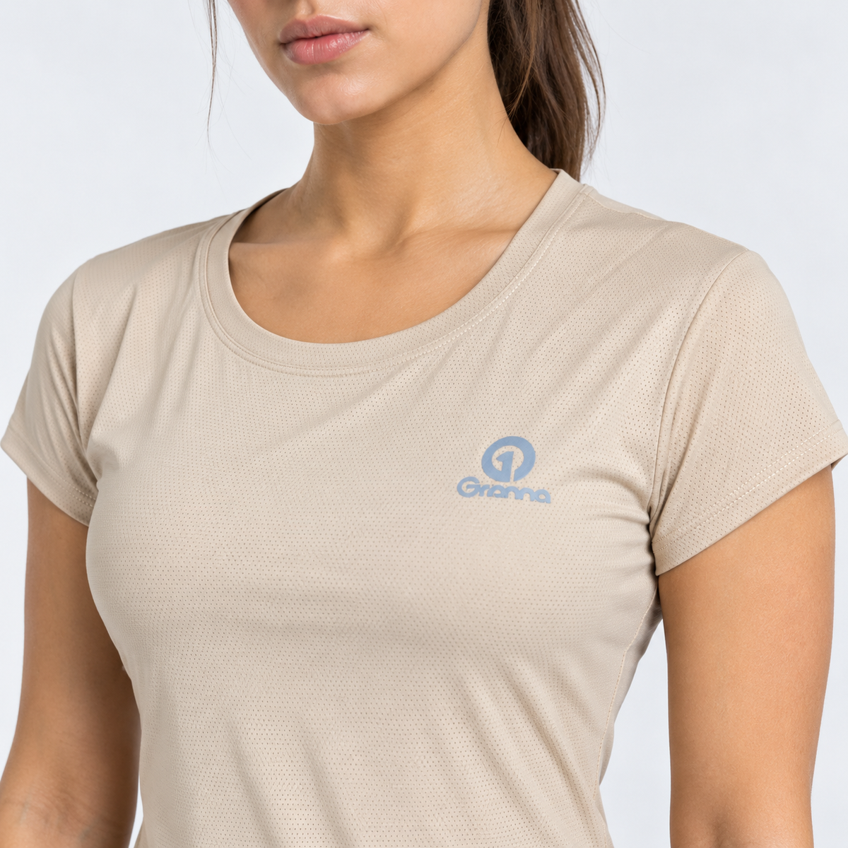 Detalle del tejido microperforado, cuello y logo de la Blusa Japonesa IV beige