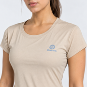 Detalle del tejido microperforado, cuello y logo de la Blusa Japonesa IV beige