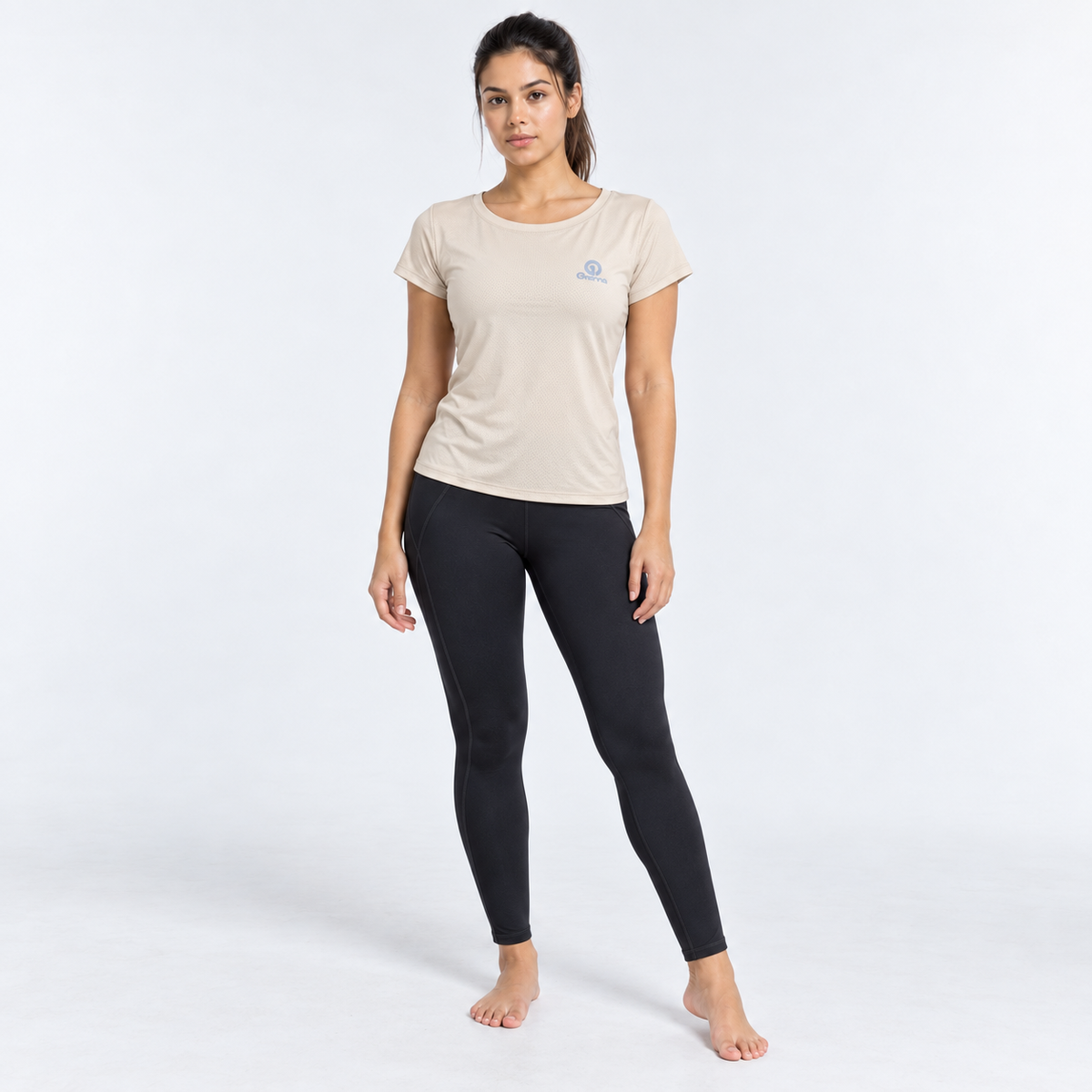 Modelo con Blusa Japonesa IV beige combinada con licra negra