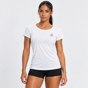 Modelo luciendo blusa deportiva Japonesa 4 blanca de Grama, con manga corta, cuello redondo y logo gris en el pecho, vista frontal.