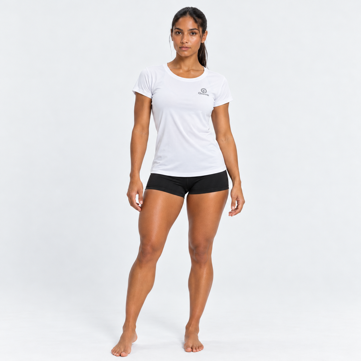 Modelo de cuerpo completo con blusa deportiva Japonesa 4 blanca de Grama, combinada con pantaloneta corta negra.