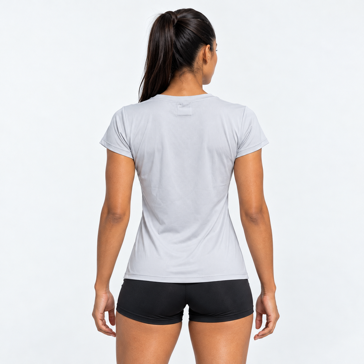 Vista posterior de blusa deportiva Grama en color gris claro, con manga corta, cuello redondo, silueta entallada y acabado liso en la espalda.
