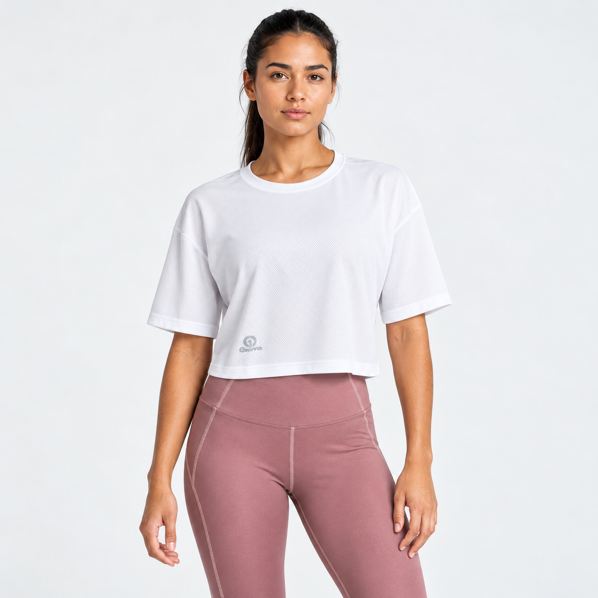 Modelo de frente con Blusa Over Crop 1 blanca de Grama, cuello redondo, manga corta y silueta amplia