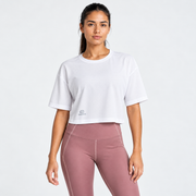 Modelo de frente con Blusa Over Crop 1 blanca de Grama, cuello redondo, manga corta y silueta amplia