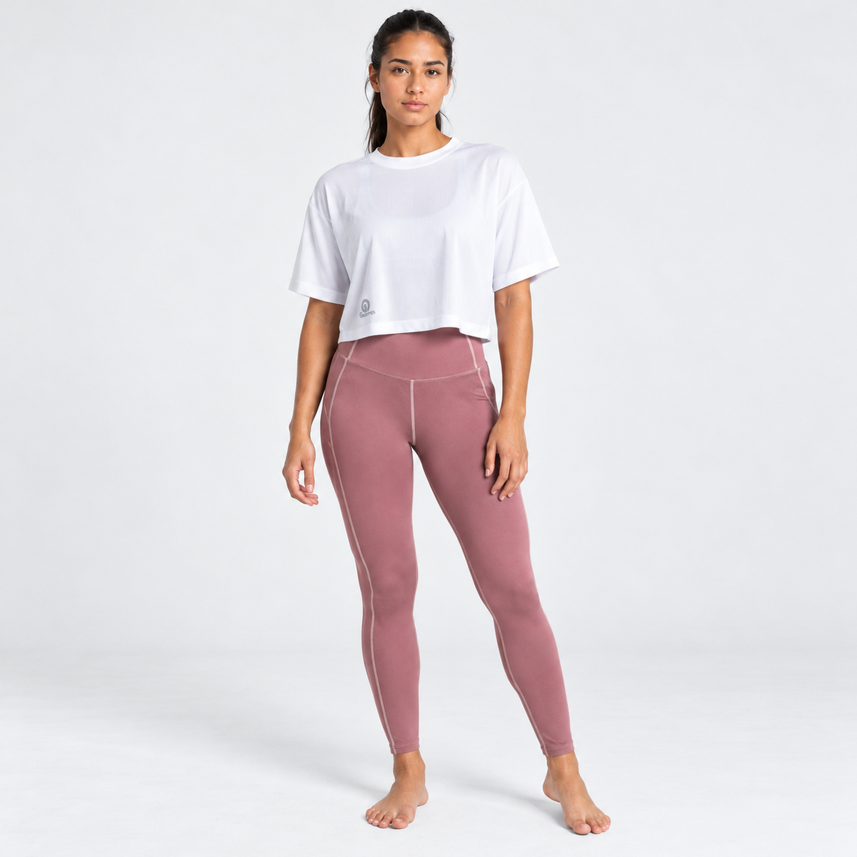Modelo de cuerpo completo con Blusa Over Crop 1 blanca de Grama combinada con leggings rosados
