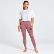 Modelo de cuerpo completo con Blusa Over Crop 1 blanca de Grama combinada con leggings rosados