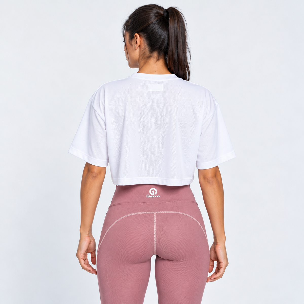 Vista posterior de Blusa Over Crop 1 blanca de Grama, con hombros caídos, mangas holgadas y largo corto