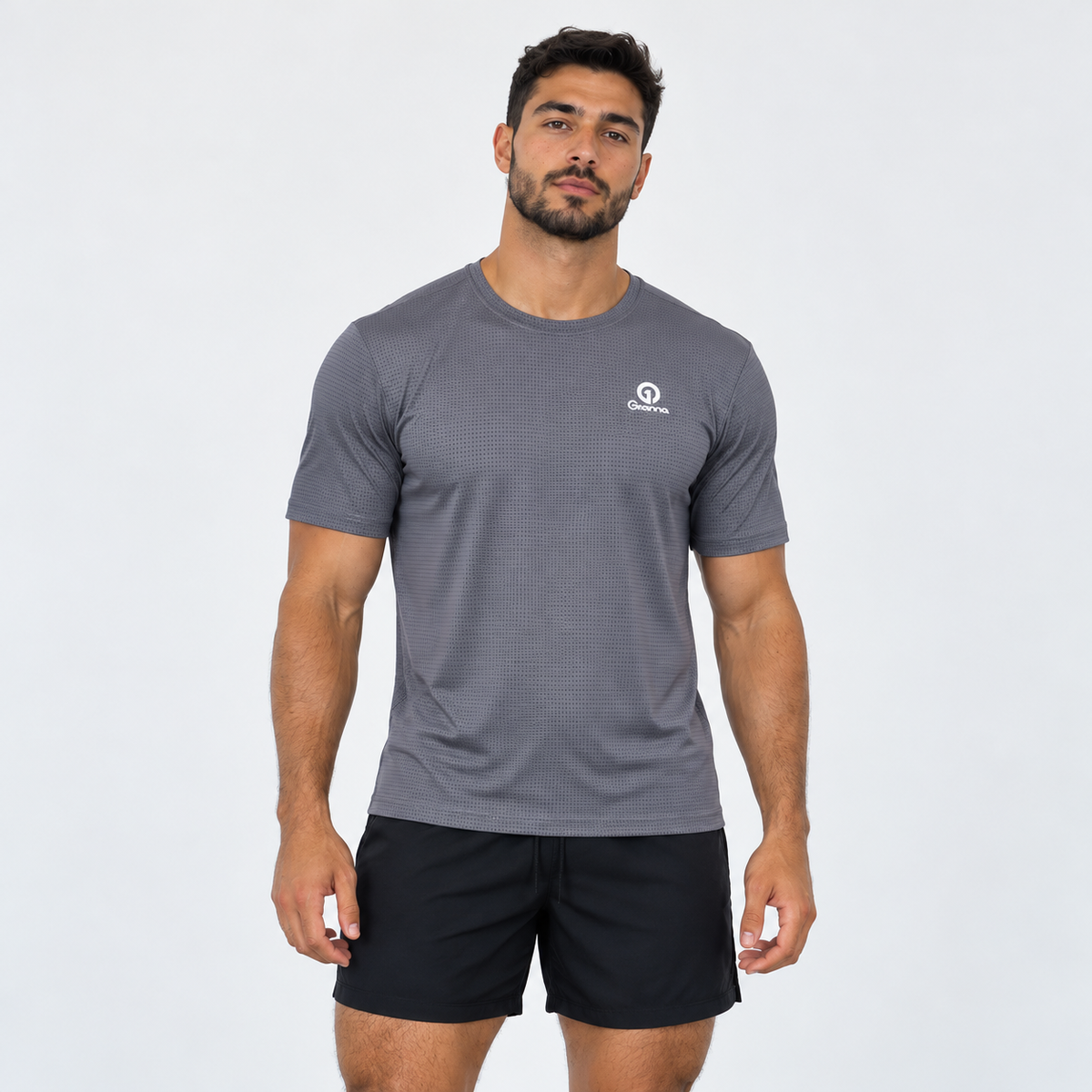 Hombre usando camiseta deportiva Essentials Grama gris, vista frontal