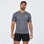 Hombre usando camiseta deportiva Essentials Grama gris, vista frontal
