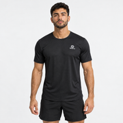 Hombre usando camiseta deportiva Essentials Grama negra, vista frontal
