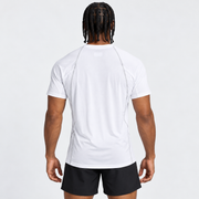 Vista posterior de la camiseta Kaisen blanca para hombre, con costuras grises desde los hombros hasta el bajo