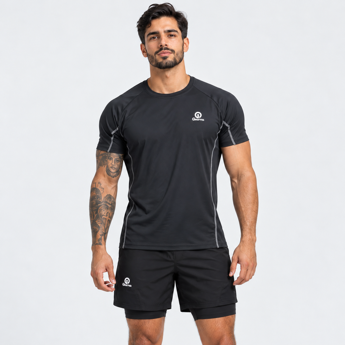 Camiseta Kaisen negra para hombre, vista frontal con cuello redondo, costuras grises y logo Grama blanco