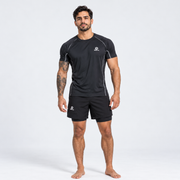 Modelo con camiseta Kaisen negra y pantaloneta deportiva negra de Grama, vista de cuerpo completo
