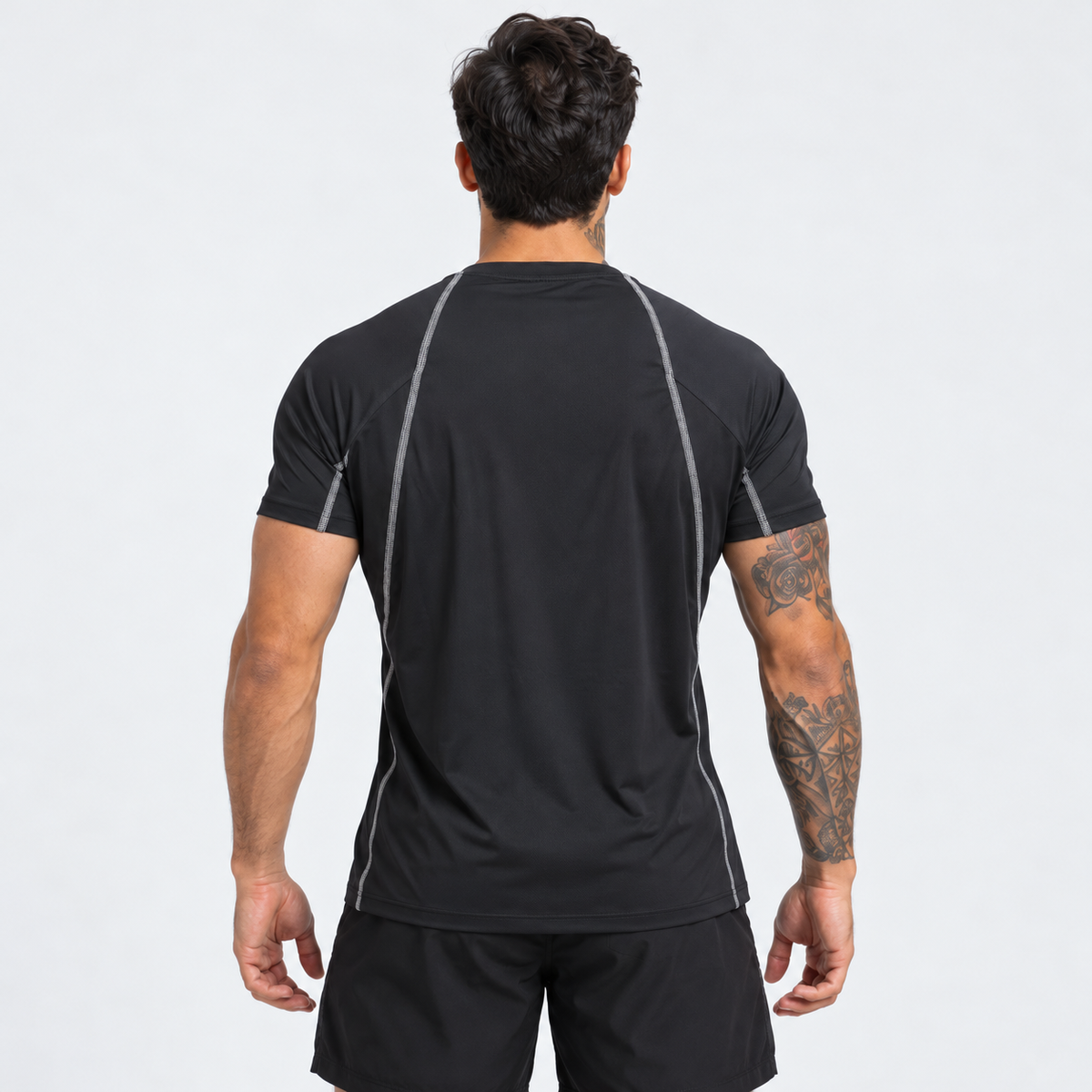 Vista posterior de la camiseta Kaisen negra para hombre, con costuras grises en espalda y laterales