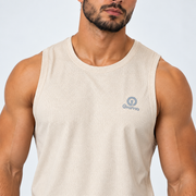 G-Pack Essentials, detalle de camisilla deportiva beige para hombre con logo Grama