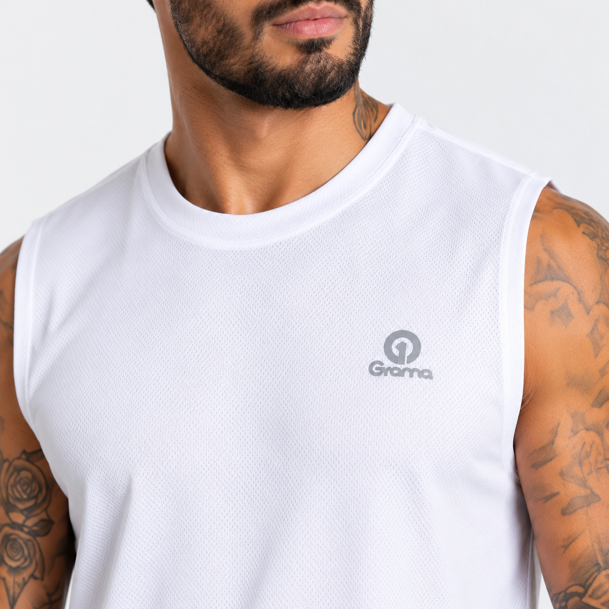 G-Pack Essentials, detalle de camisilla deportiva blanca para hombre con logo Grama