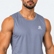 G-Pack Essentials, detalle de camisilla deportiva gris para hombre con logo Grama