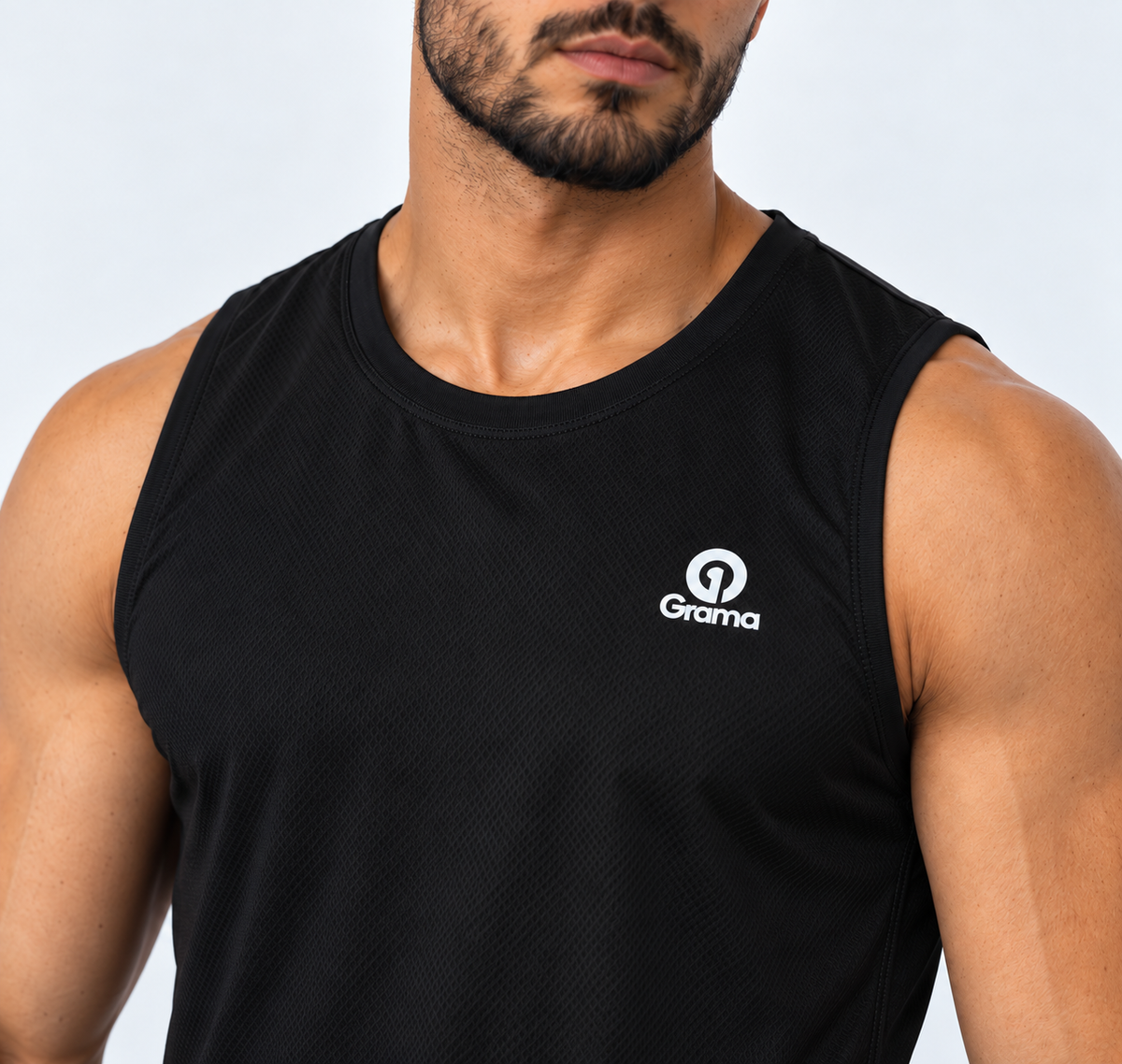 G-Pack Essentials, detalle de camisilla deportiva negra para hombre con logo Grama