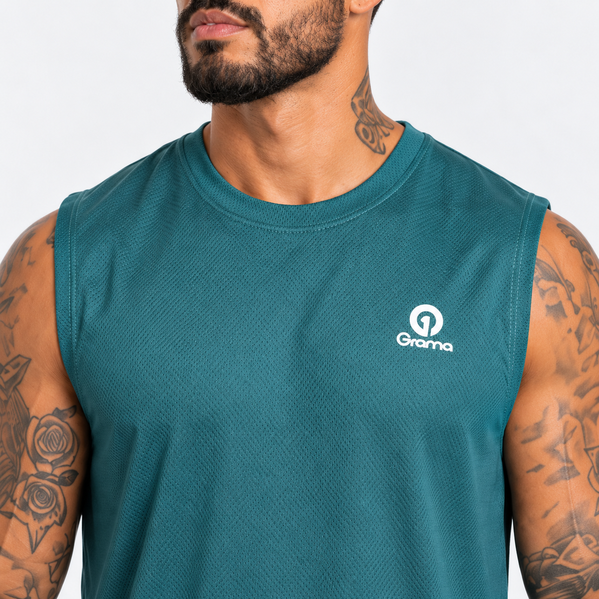 G-Pack Essentials, detalle de camisilla deportiva verde para hombre con logo Grama