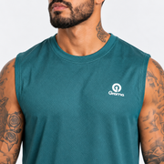 G-Pack Essentials, detalle de camisilla deportiva verde para hombre con logo Grama