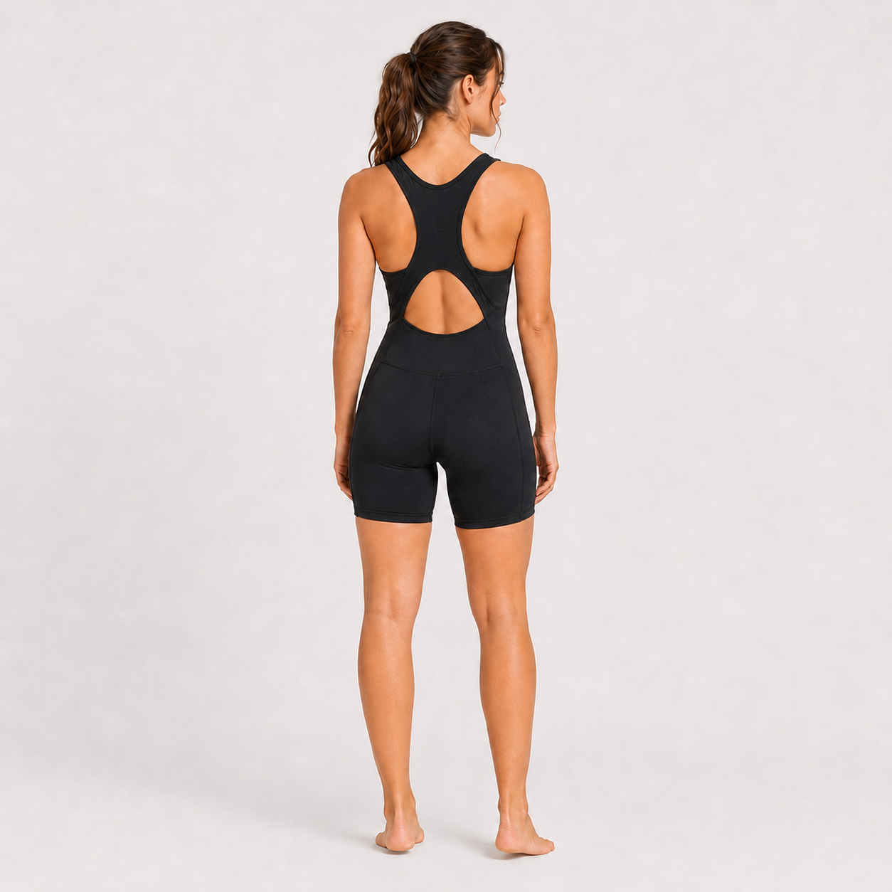 Enterizo Black negro para mujer, vista posterior con espalda deportiva abierta y largo tipo biker