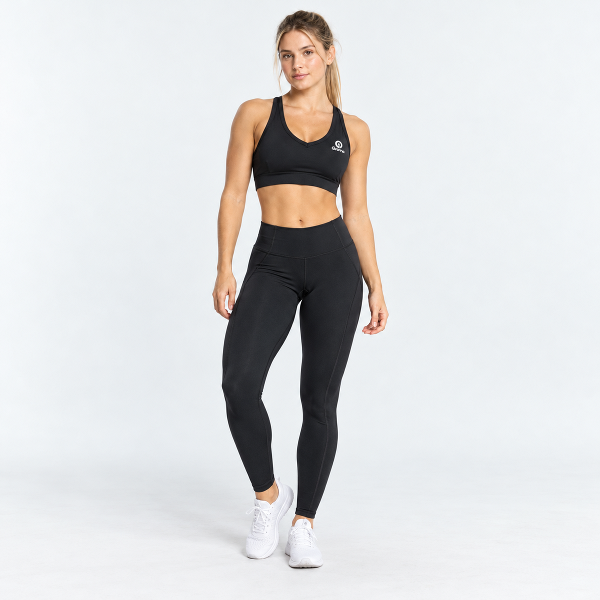 Modelo con Licra Rose negra y top deportivo negro Grama