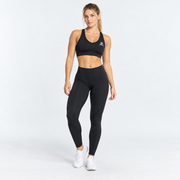 Modelo con Licra Rose negra y top deportivo negro Grama
