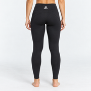 Licra Rose negra, vista posterior con logo Grama y costuras de contorno