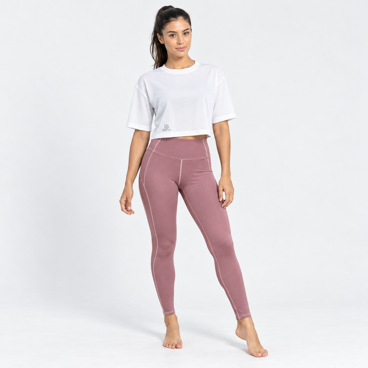 Modelo con Licra Rose rosa y blusa deportiva blanca Grama