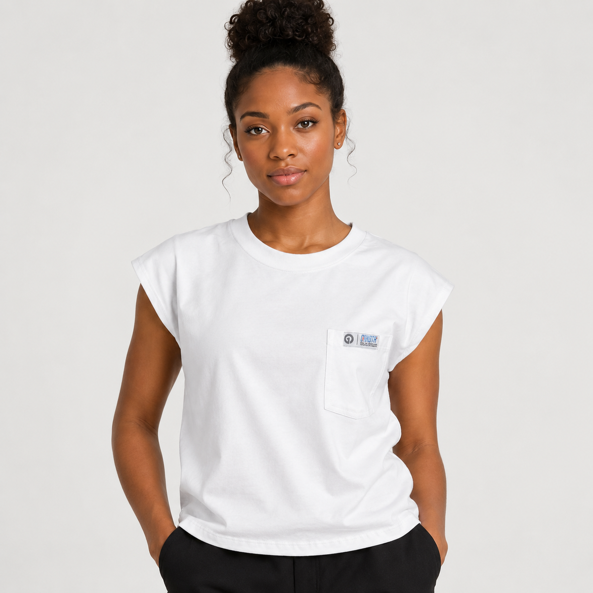 Vista frontal de la Blusa Bonnie blanca para mujer con cuello redondo y bolsillo en el pecho