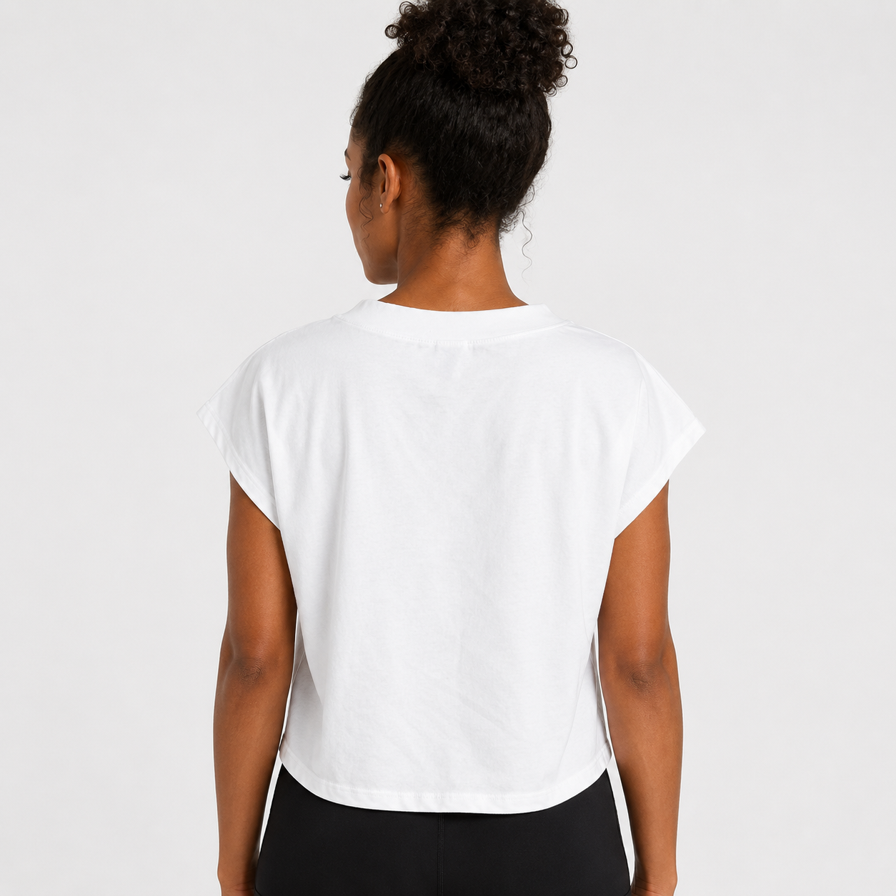 Vista posterior de la Blusa Bonnie blanca para mujer con cuello redondo y bolsillo en el pecho