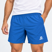 Detalle de pantaloneta Essentials azul con pretina elástica y logo Grama.