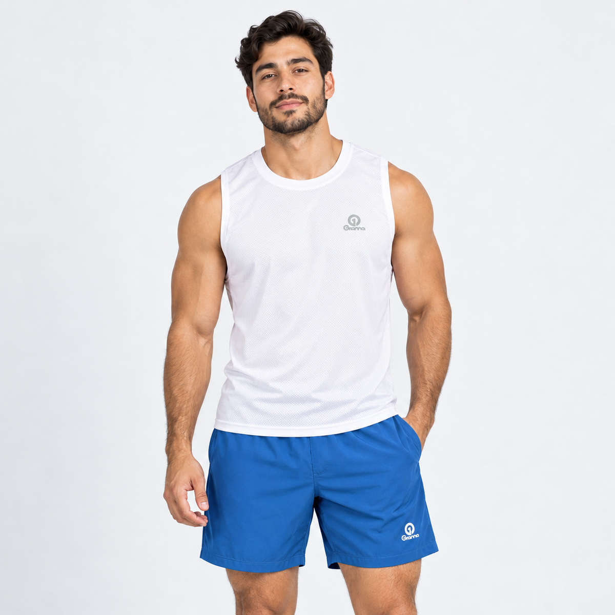 Modelo con pantaloneta Essentials azul para hombre, vista frontal.