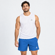 Modelo con pantaloneta Essentials azul para hombre, vista frontal.