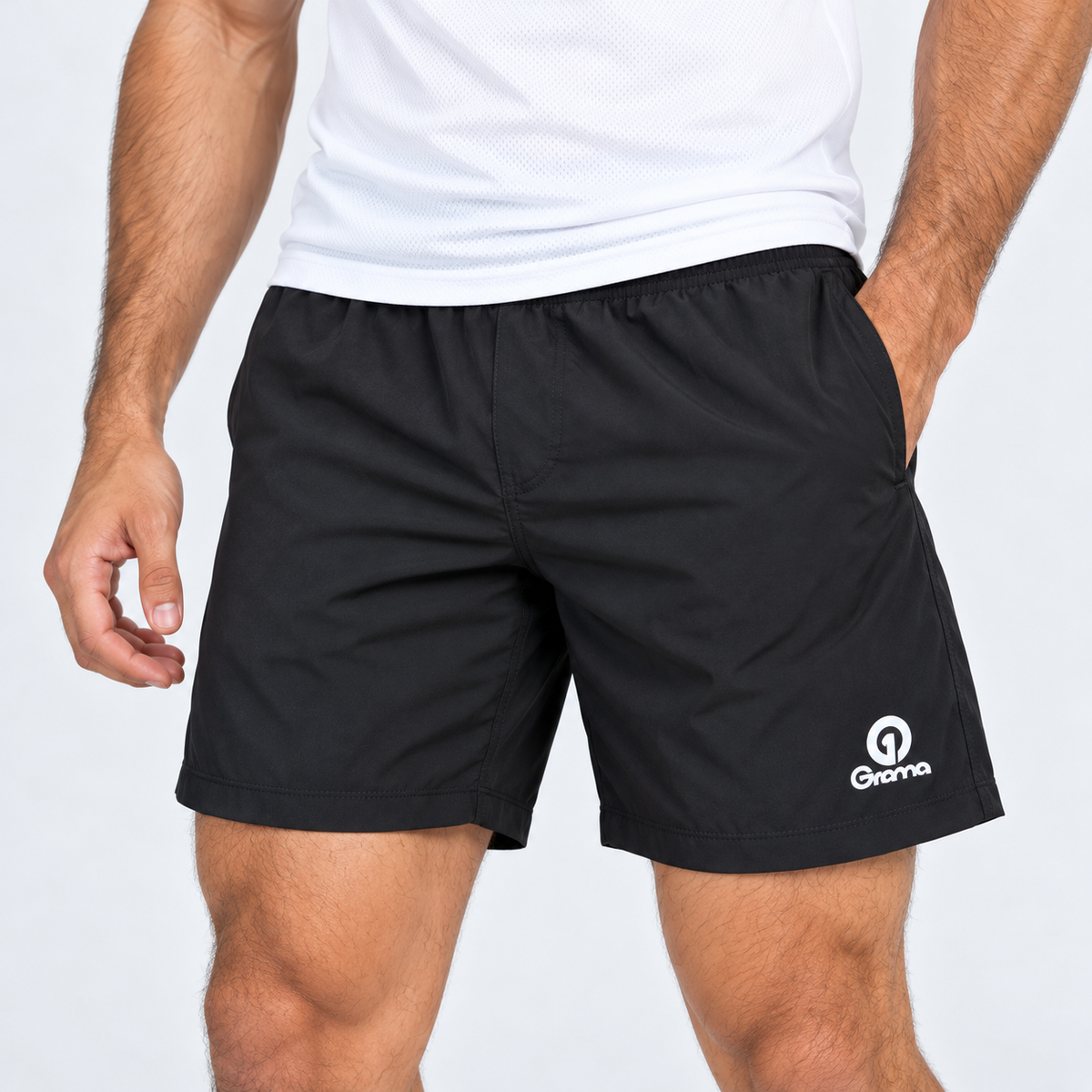 Detalle de pantaloneta Essentials negra con bolsillo lateral y logo Grama.