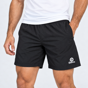 Detalle de pantaloneta Essentials negra con bolsillo lateral y logo Grama.