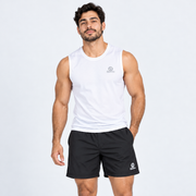 Modelo con pantaloneta Essentials negra para hombre, vista frontal.