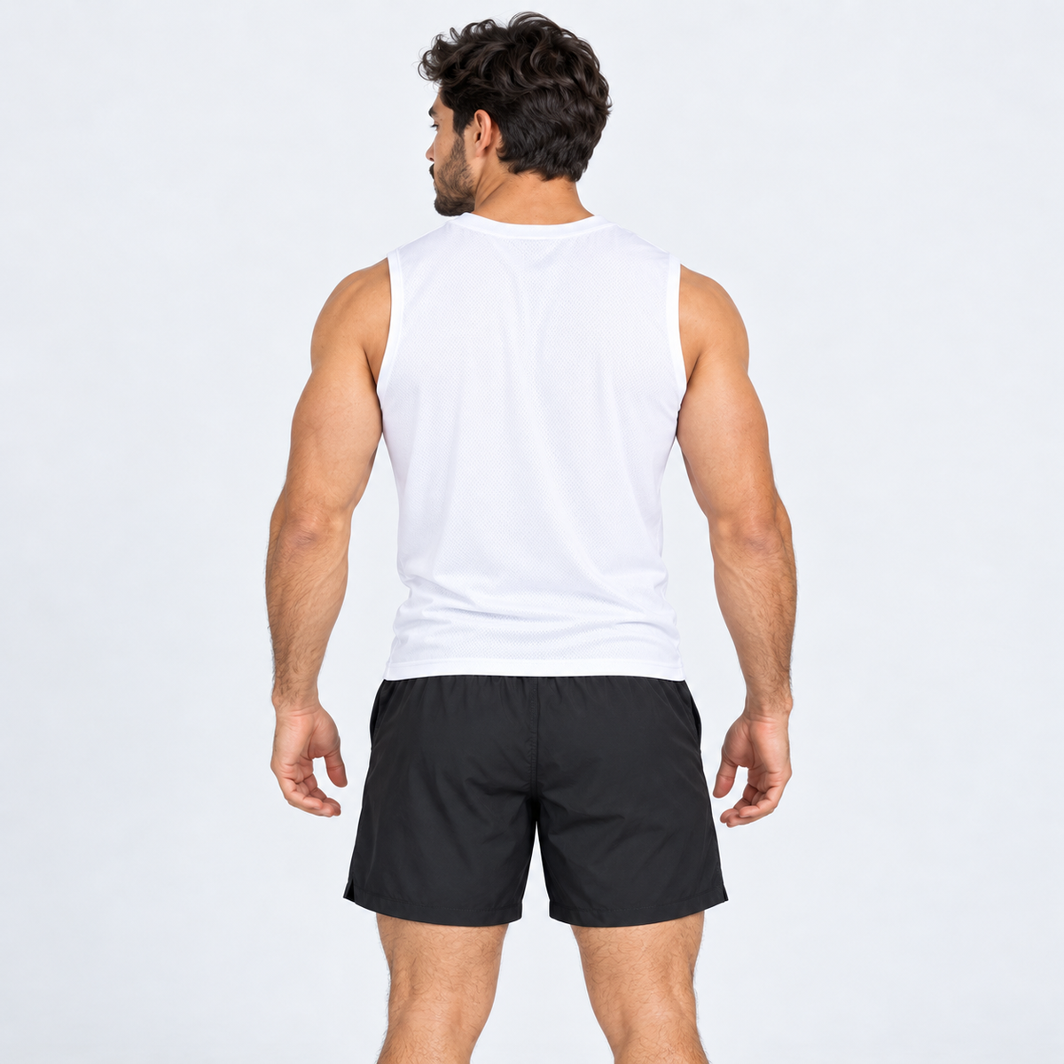Vista posterior de pantaloneta Essentials negra para hombre.