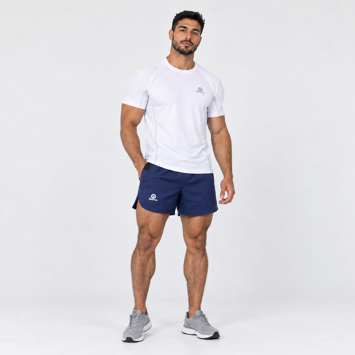 Modelo con pantaloneta Ruman azul de Grama, combinada con camiseta deportiva blanca, vista de cuerpo completo.