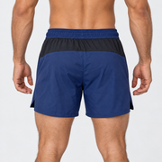 Vista posterior de la pantaloneta Ruman azul para hombre, con pretina elástica y panel negro en contraste.