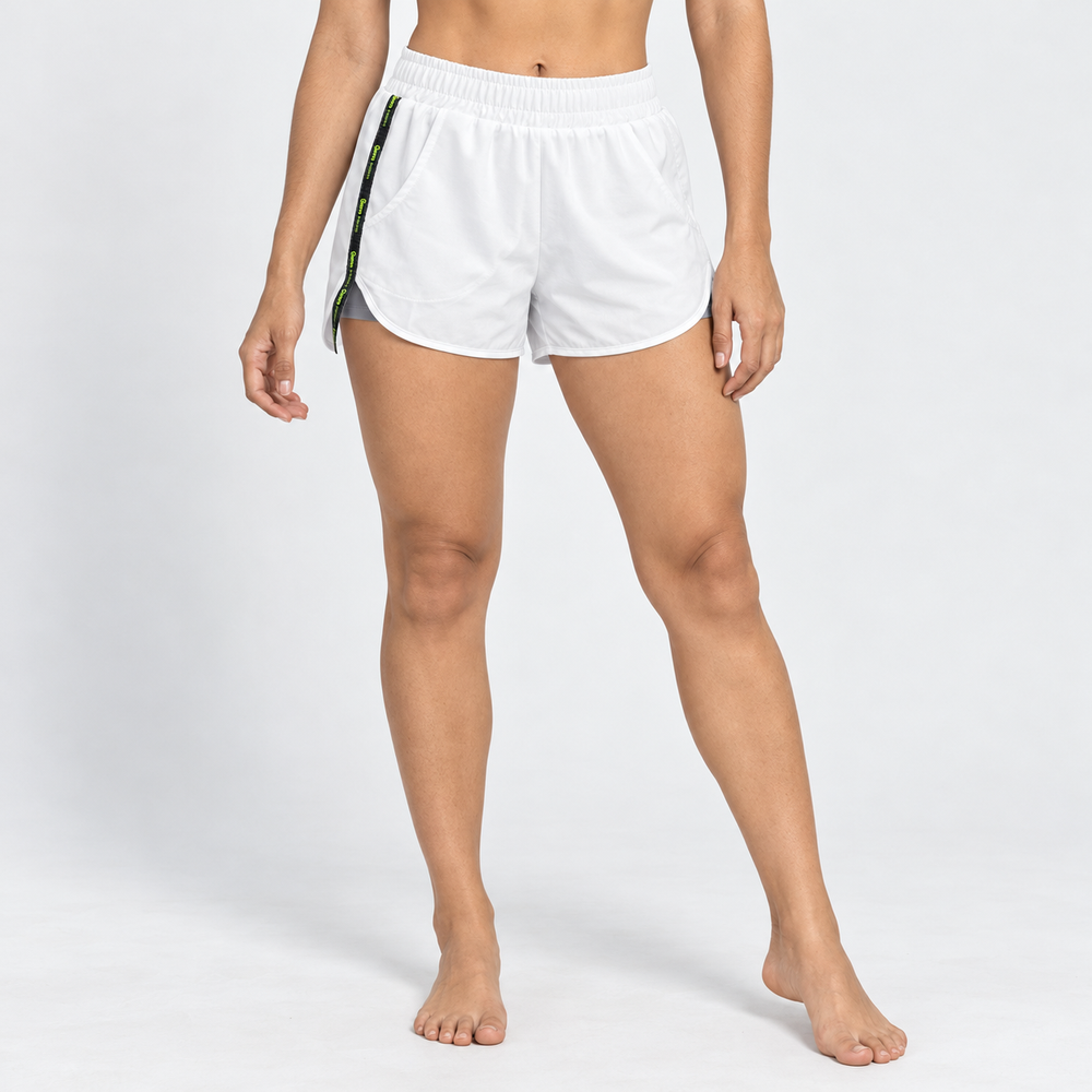 Pantaloneta deportiva Tabita blanca para mujer, vista frontal con aberturas y cinta lateral