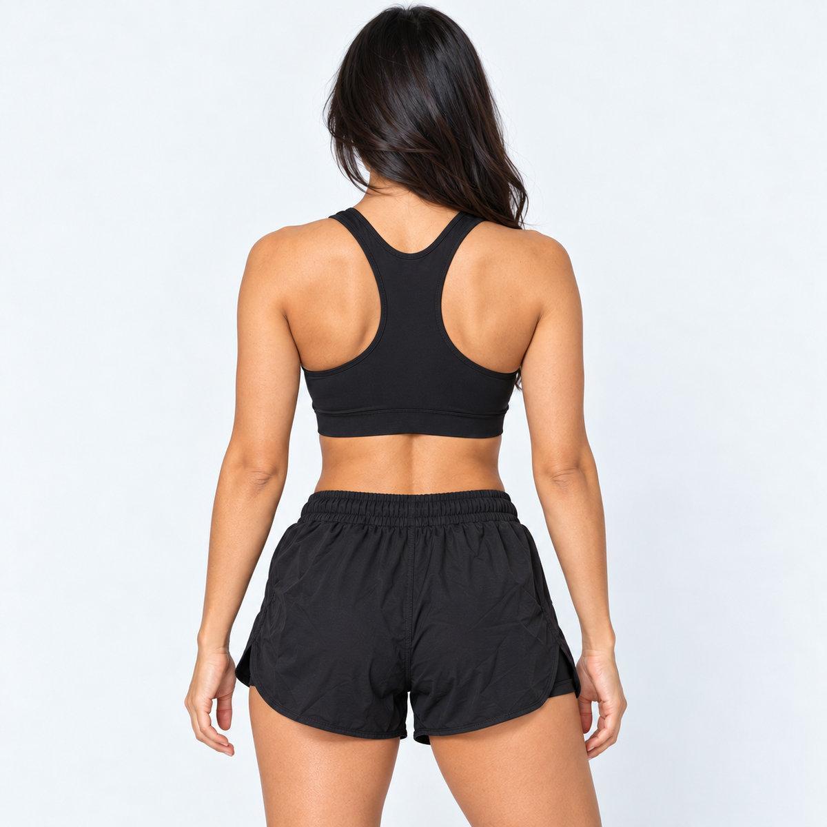 Vista posterior de la pantaloneta Tabita II negra, con pretina elástica y terminación curva