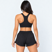 Vista posterior de la pantaloneta Tabita II negra, con pretina elástica y terminación curva