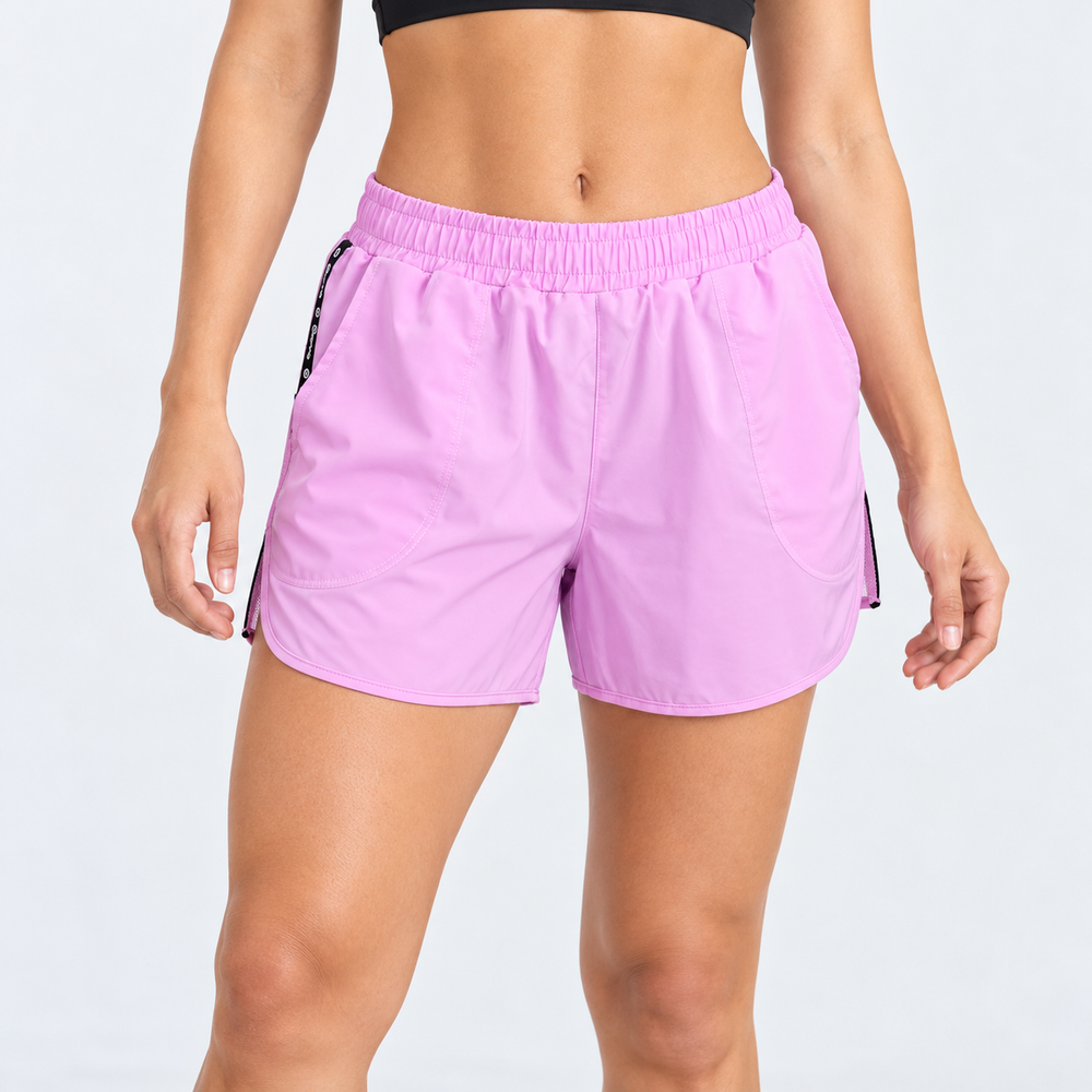 Pantaloneta deportiva Tabita rosa para mujer, vista frontal con pretina elástica y aberturas laterales