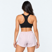 Vista posterior de la pantaloneta Tabita II rosa claro con aberturas laterales y short blanco