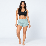 Modelo de cuerpo completo con pantaloneta Tabita II verde menta y top deportivo negro